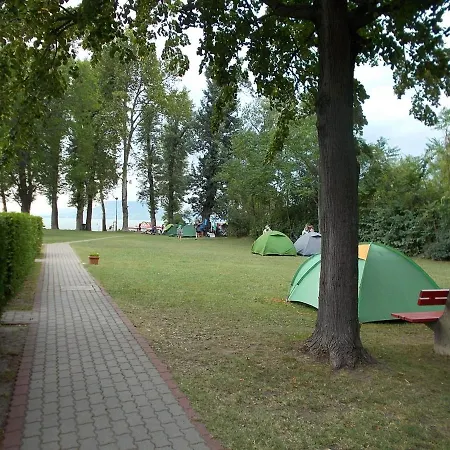 & مكان تخييم